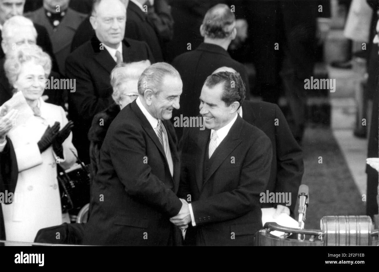 Präsident Richard Nixon schüttelt sich die Hände mit dem ehemaligen Präsidenten Lyndon Baines Johnson auf dem Eröffnungspodium. Stockfoto