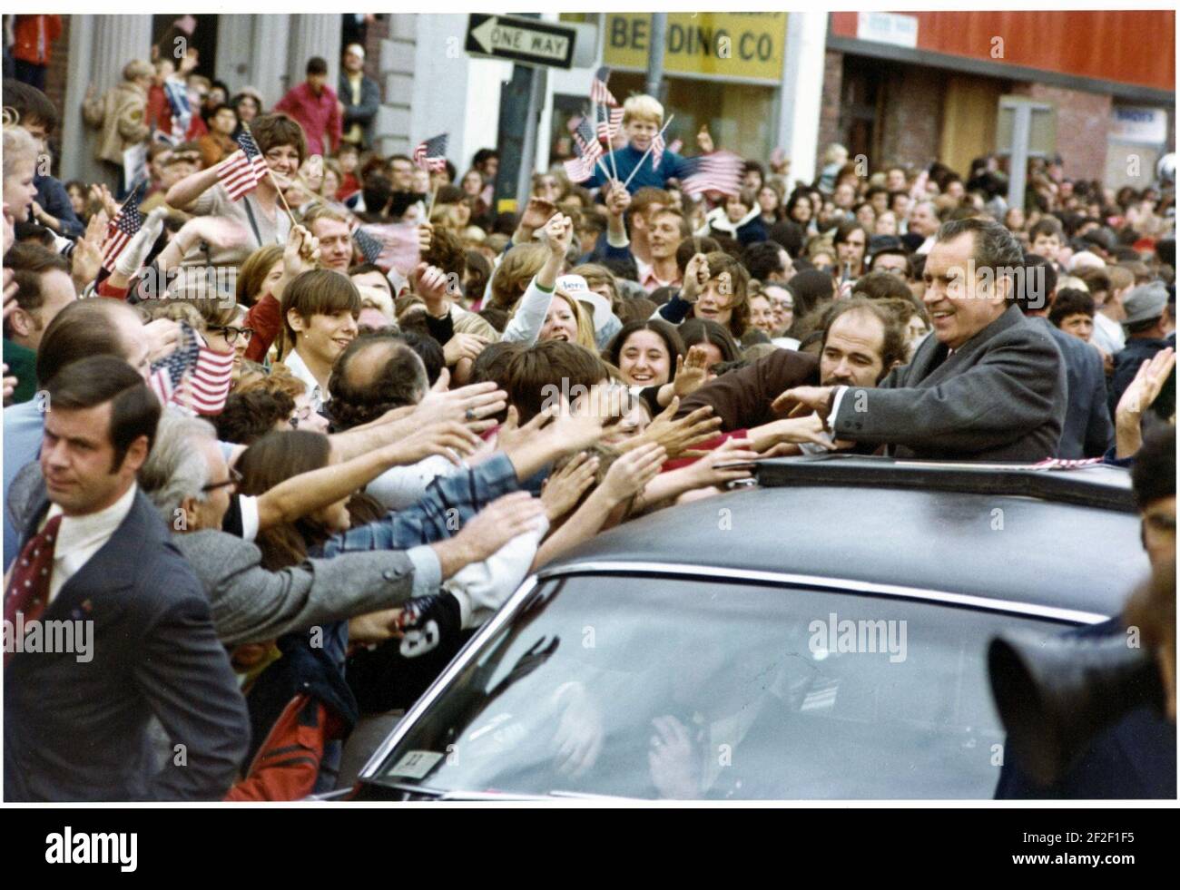 Präsident Richard Nixon schleicht sich während einer Autokolonne in Westchester County, New York, als Mitglieder der Menge auf ihn zu. Stockfoto