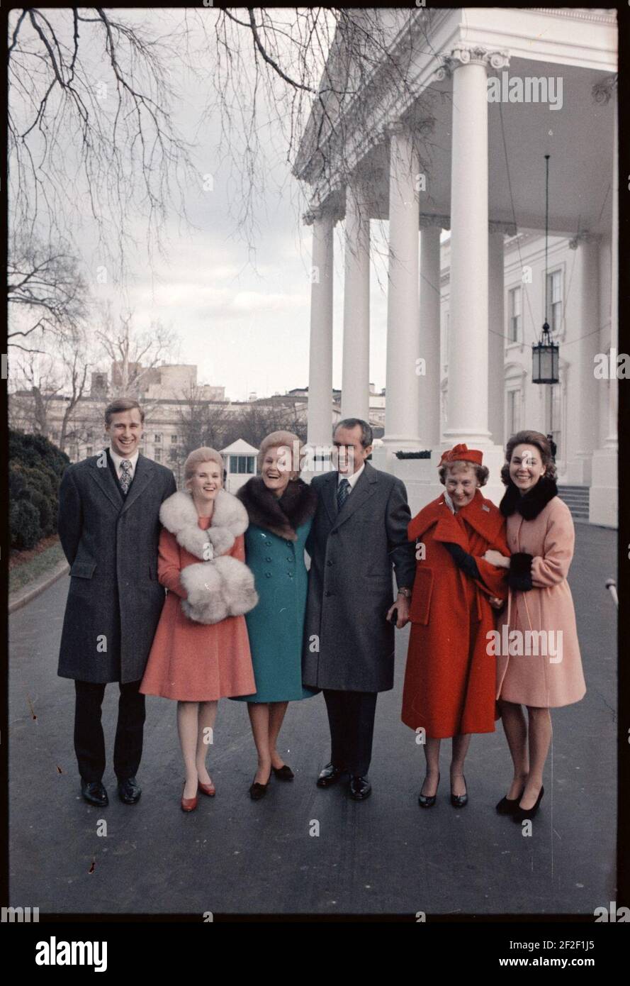 Präsident Richard Nixon, Pat Nixon, Mamie Eisenhower, Julie Nixon Eisenhower, Tricia Nixon Cox und Ed Cox nach der Eröffnungsparade 1973. Stockfoto