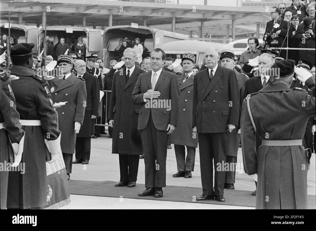 Präsident Richard Nixons Ankunft in Frankreich am Flughafen Orly mit Präsident Charles DeGaulle. Stockfoto