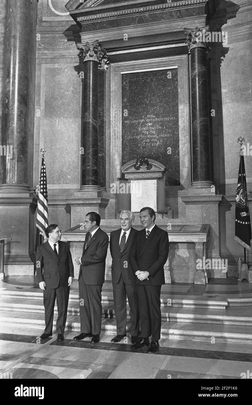 Präsident Richard Nixon, Sprecher des Hauses Carl Albert, Oberrichter Warren Burger und David Mahoney, Vorsitzender der Zweihundertjahreskommission im Nationalarchiv. Stockfoto