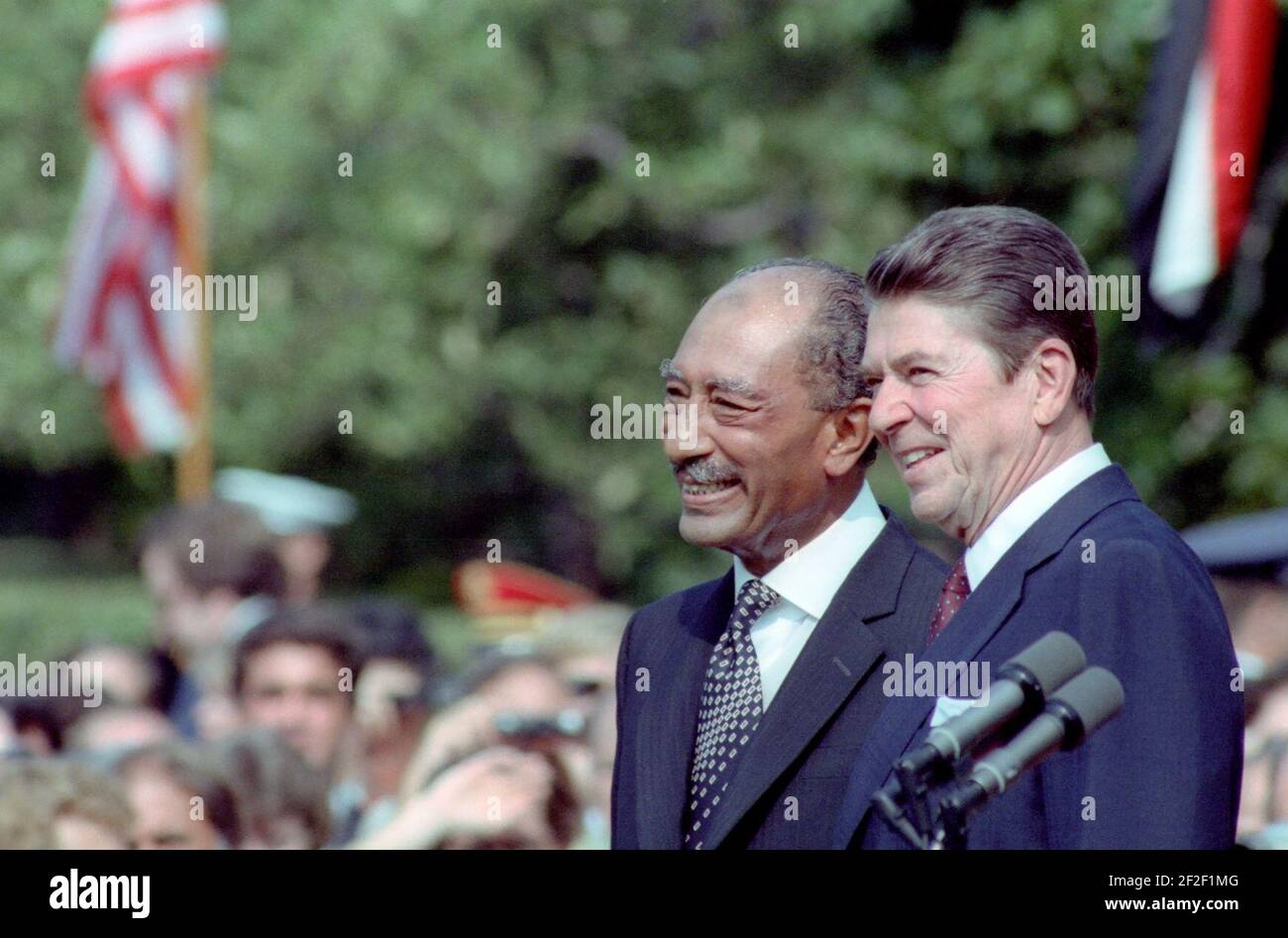 Präsident Ronald Reagan und Anwar El Sadat auf dem Südlawn bei der Ankunftszeremonie zu Ehren des Staatsbesuchs von Präsident Sadat der Arabischen Republik Ägypten. Stockfoto