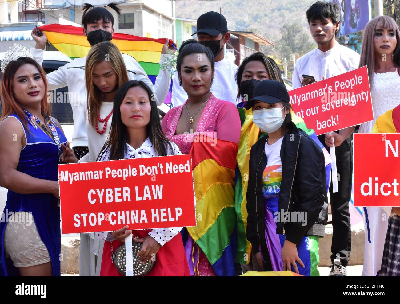 Myanmar. Februar 2021, 13th. Teilnehmer eines Protestes halten Schilder in Regenbogenfarben und Schilder mit der Aufschrift "Myanmar Menschen brauchen kein Cyberrecht, stoppen China Hilfe." So schockierend und kaltblütig der Militärputsch Anfang Februar in Myanmar auch war, die Proteste, die kurz darauf im ganzen Land ausgingen, waren zunächst bunt, kreativ und einfallsreich. (To dpa: 'Vom Ballkleid zum Blutbad - Myanmars neue Generation trotzt der Junta') Quelle: Robert Bociaga/dpa/Alamy Live News Stockfoto