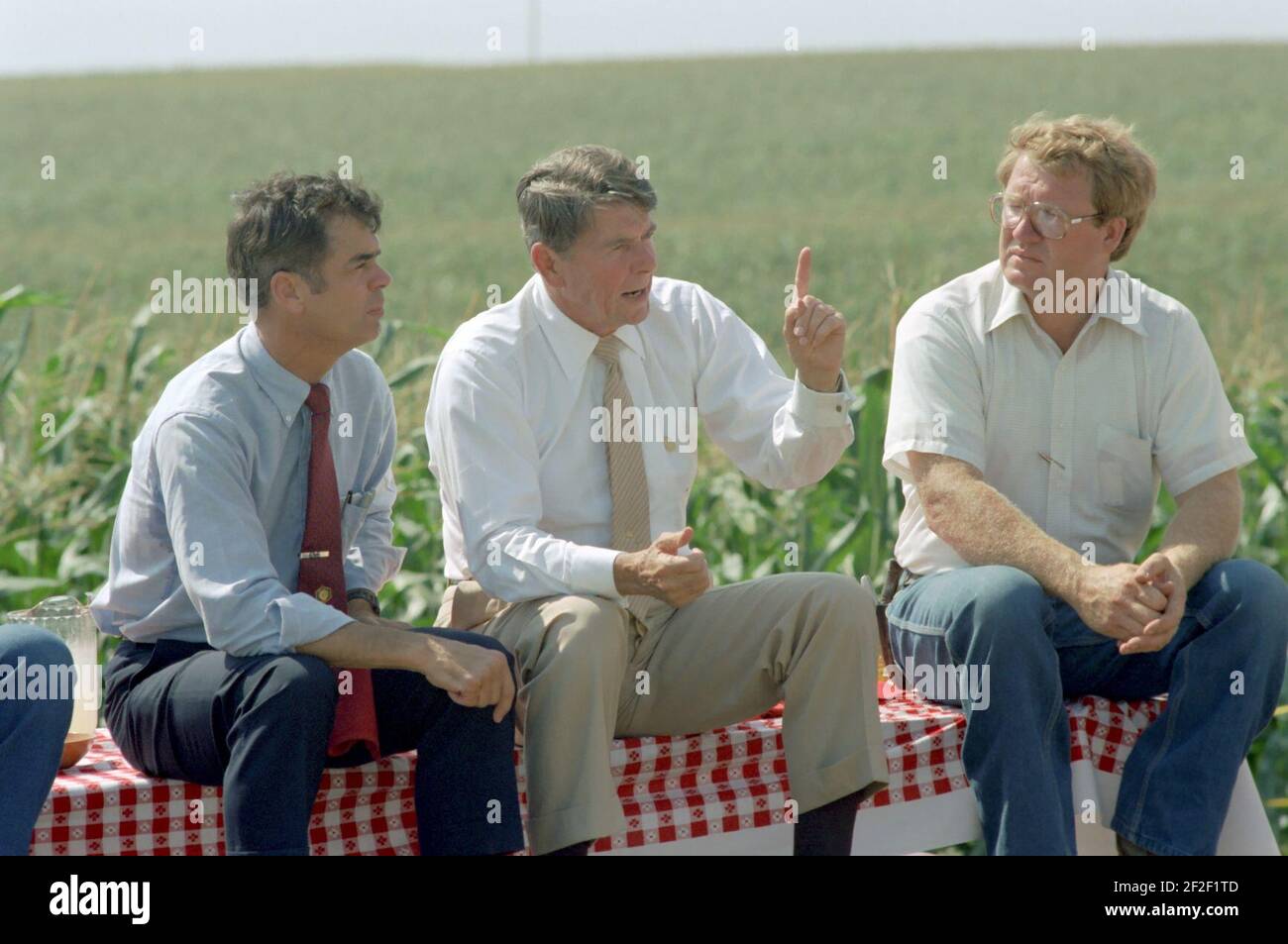 Präsident Ronald Reagan und John Block Besuch der Dee Family Farm im State Center Iowa. Stockfoto