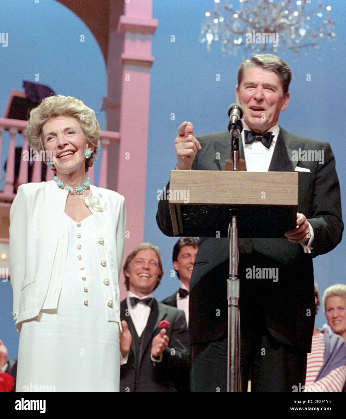 Präsident Ronald Reagan und Nancy Reagan bei der Ford's Theatre Festival Gala in Washington DC (beschnitten). Stockfoto