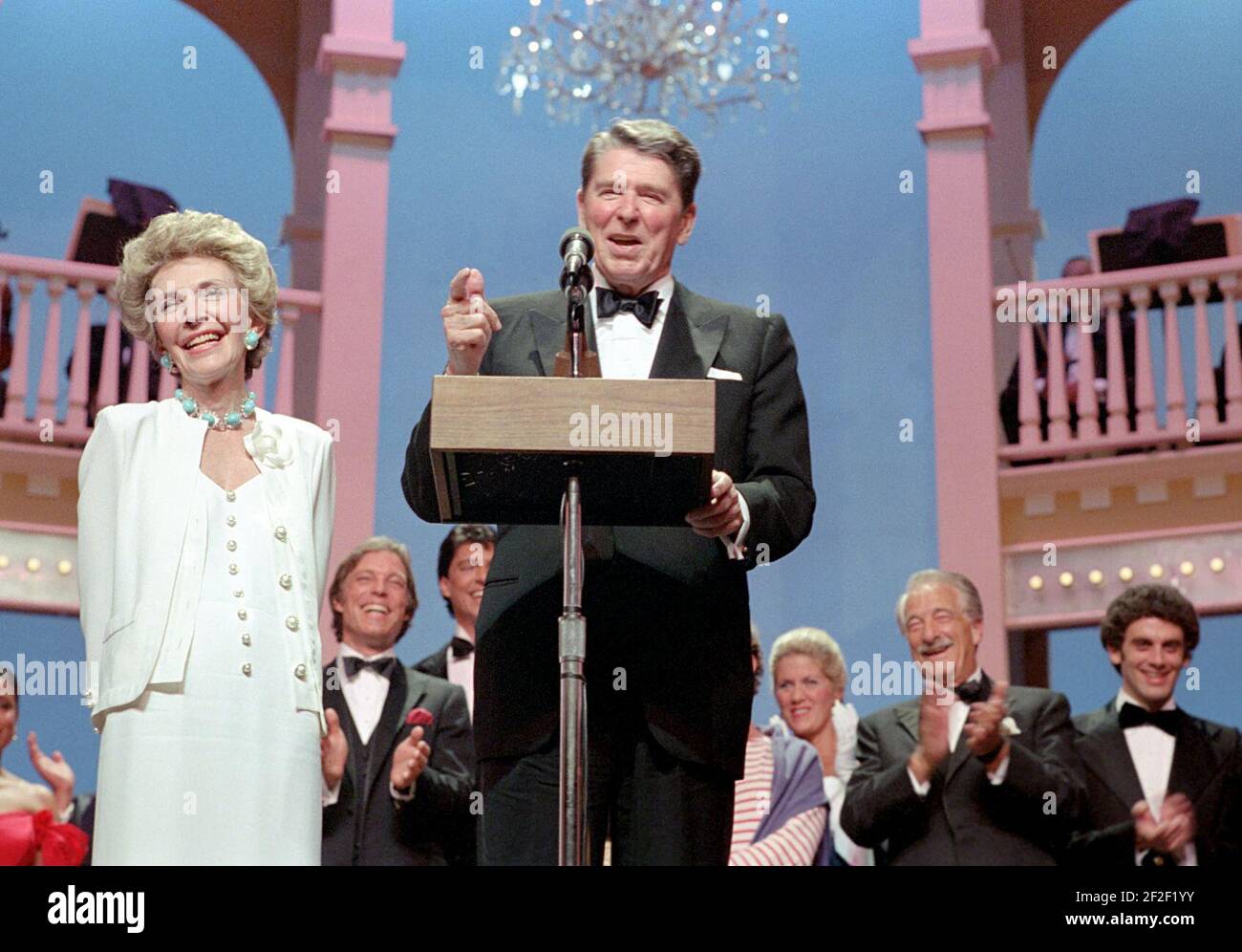 Präsident Ronald Reagan und Nancy Reagan beim Besuch des Ford's Theatre Festival Gala mit Victor Borge und Richard Chamberlain im Hintergrund in Washington DC Stockfoto