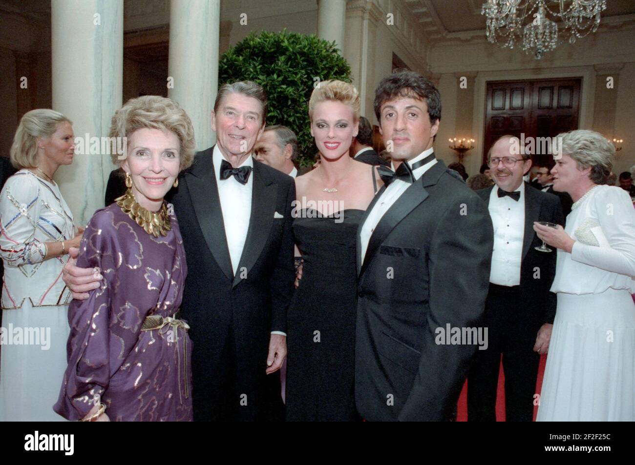 Präsident Ronald Reagan und Nancy Reagan posieren mit Sylvester Stallone und Brigitte Nielsen. Stockfoto