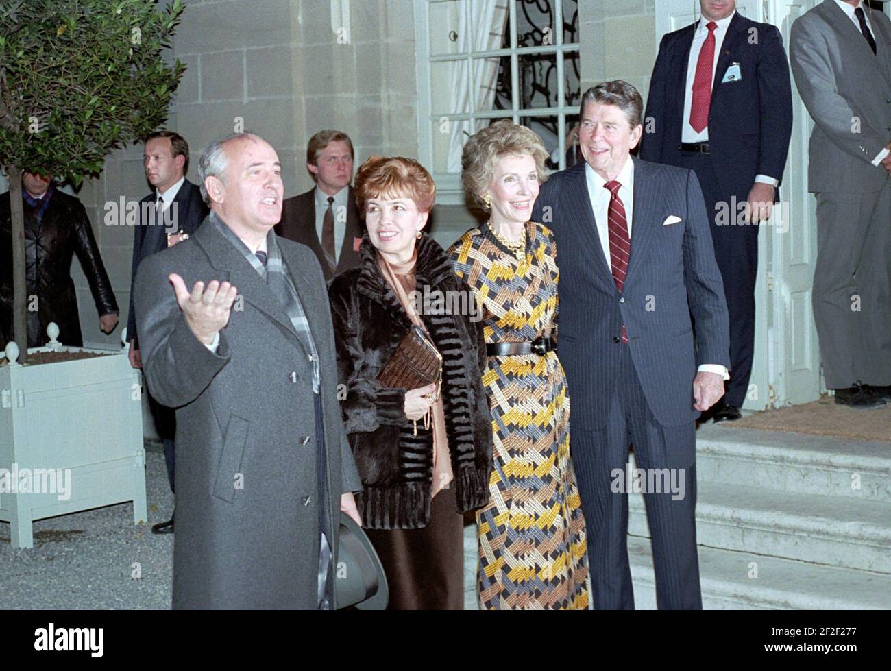 Präsident Ronald Reagan und Nancy Reagan mit Michail Gorbatschow und Raisa Gorbatschow. Stockfoto