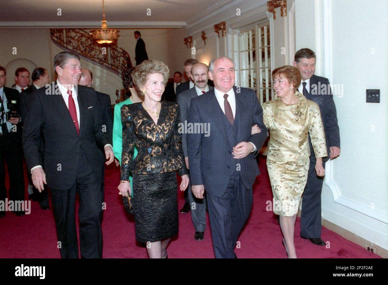 Präsident Ronald Reagan und Nancy Reagan mit dem sowjetischen Generalsekretär Michail Gorbatschow und Raisa Gorbatschow. Stockfoto
