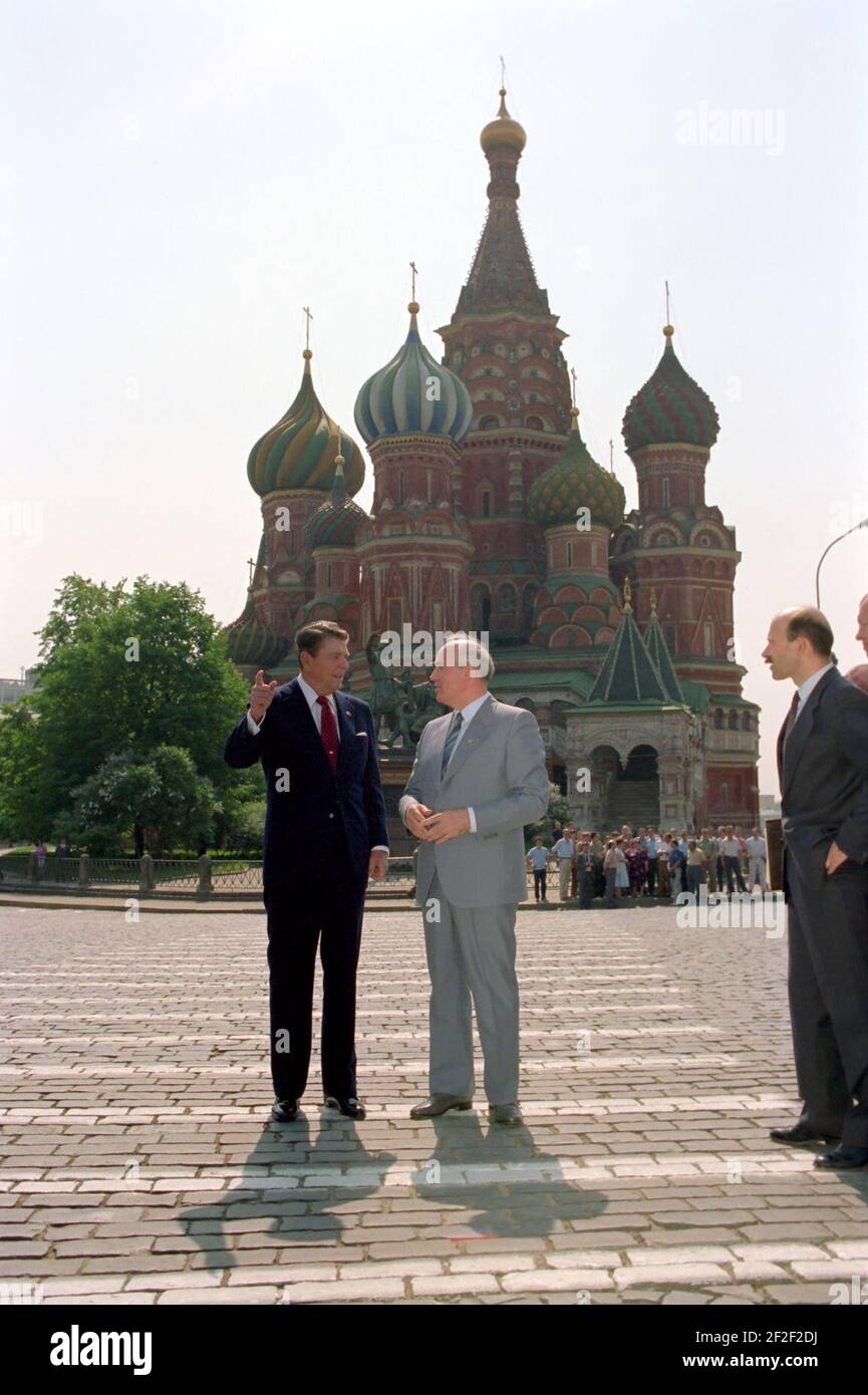 Präsident Ronald Reagan und der sowjetische Generalsekretär Michail Gorbatschow auf dem Roten Platz während des Moskauer Gipfels. Stockfoto