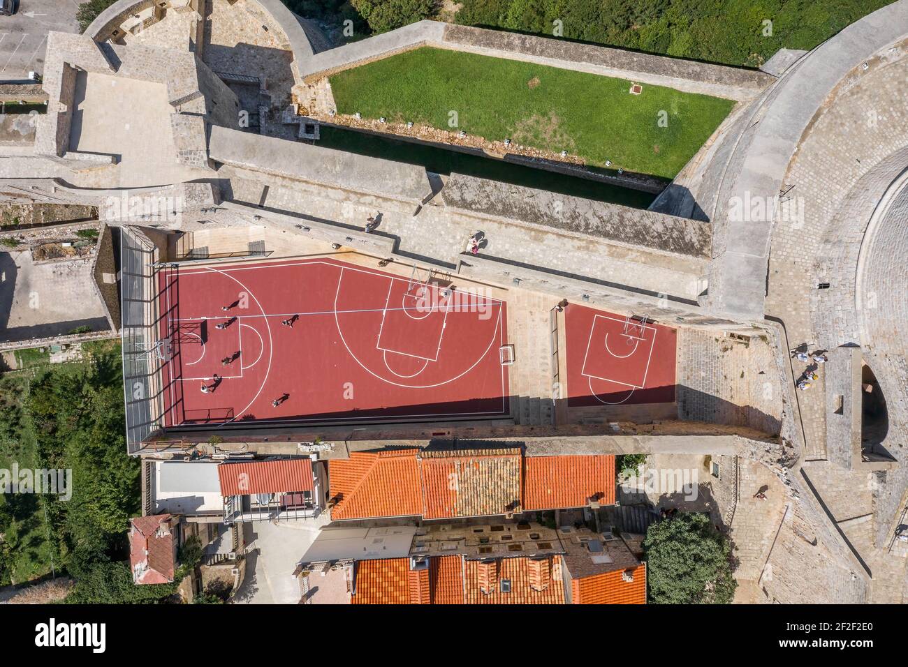 Luftdrohne von Fort Minceta auf dem Basketballplatz Von Dubrovnik Stadtmauer in Kroatien Sommer Stockfoto