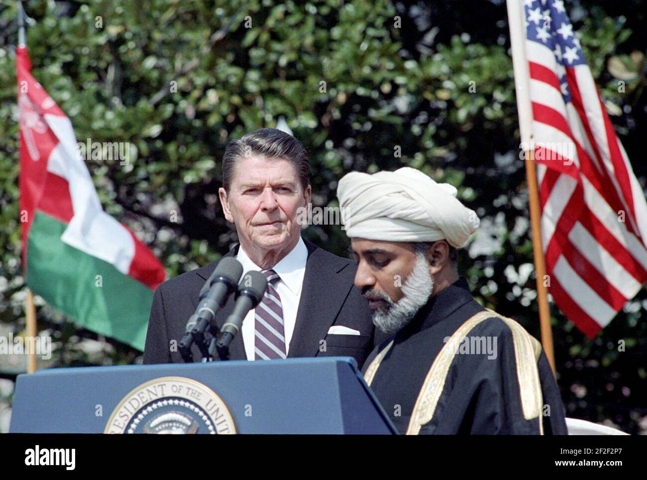 Präsident Ronald Reagan während der Ankunftszeremonie für Sultan Qaboos bin Said des Sultanats von Oman. Stockfoto