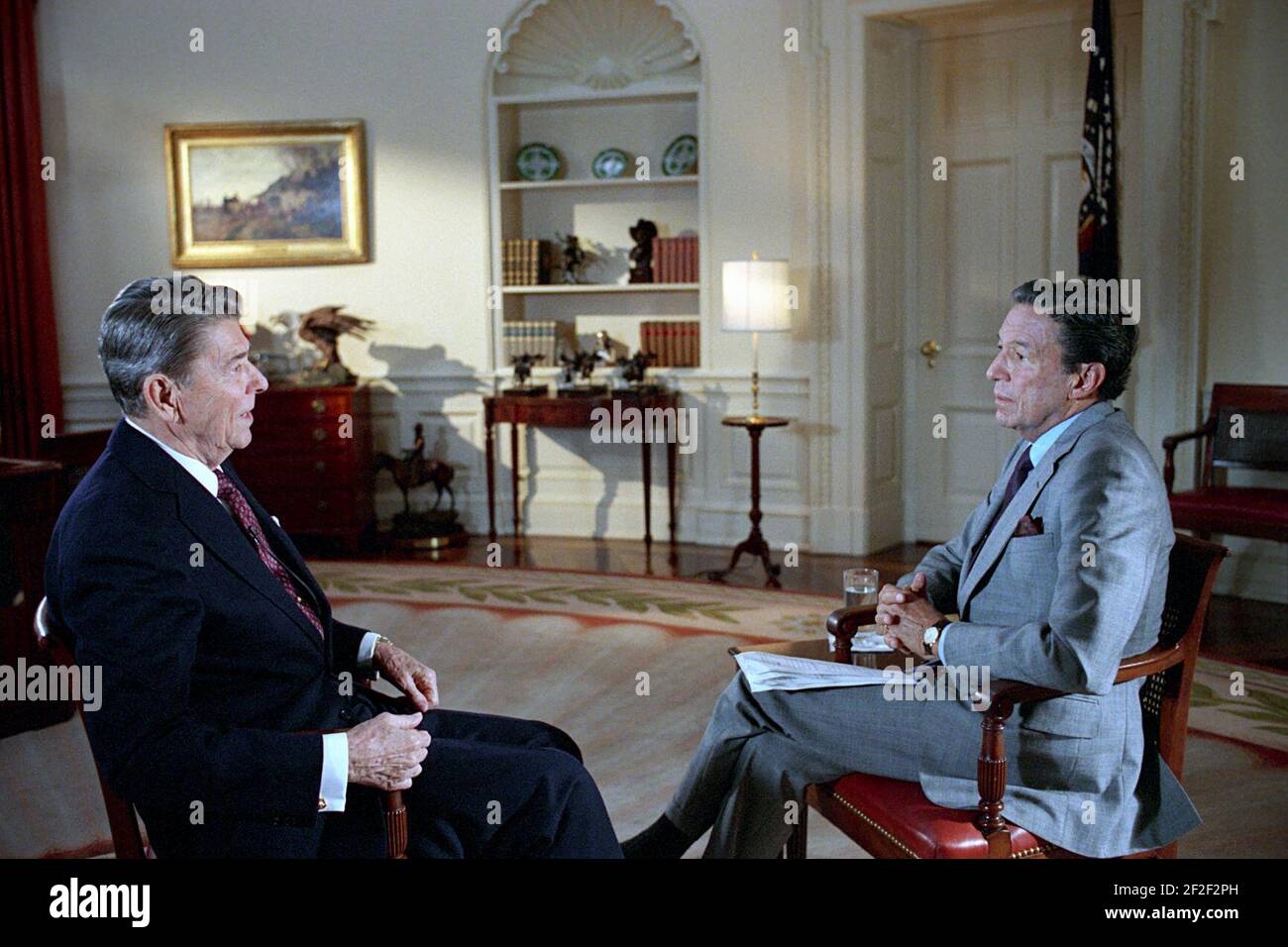 Präsident Ronald Reagan während eines Interviews mit Mike Wallace. Stockfoto