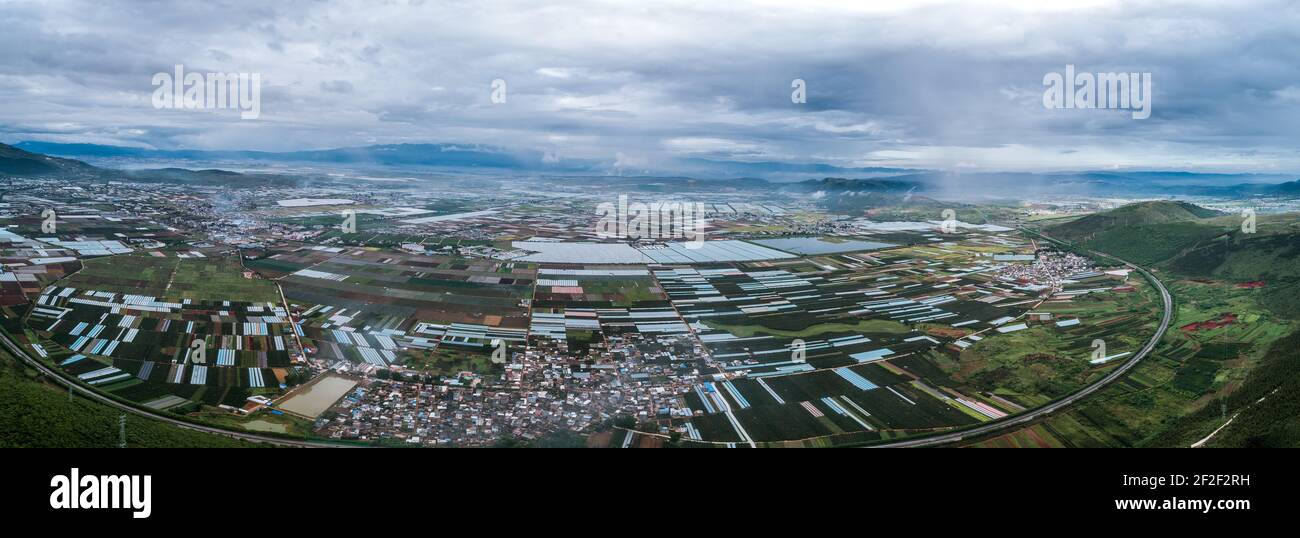 Luftaufnahme von landwirtschaftlichen Grundstücken unter Anbau in einer landwirtschaftlichen Stadt. Mengzi, Provinz Yunnan, China Stockfoto