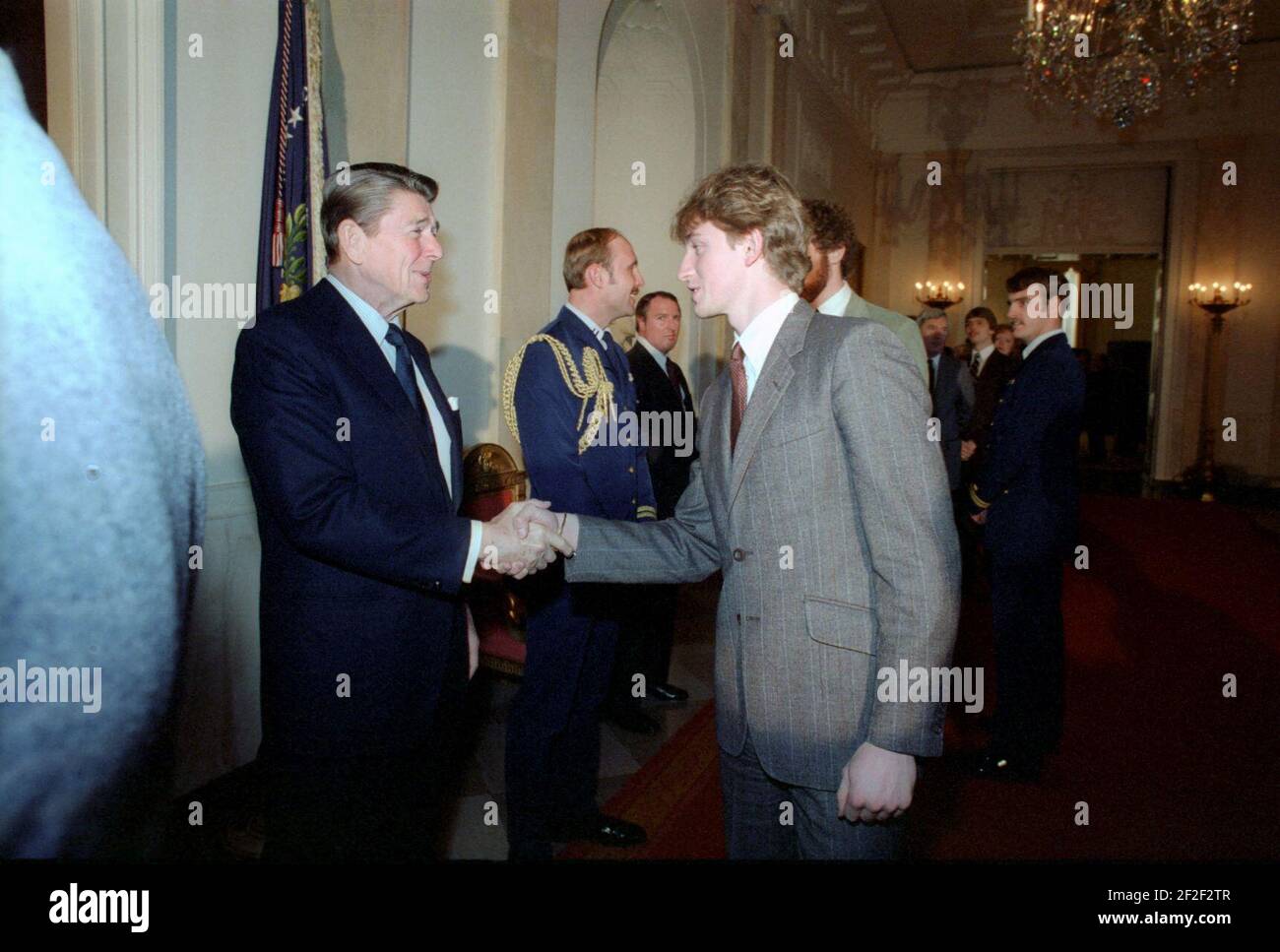 Präsident Ronald Reagan begrüßt Wayne Gretzky. Stockfoto