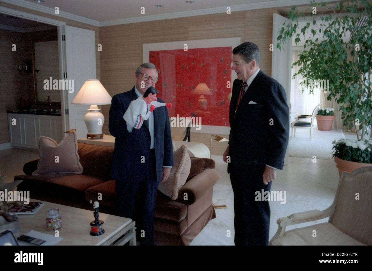 Präsident Ronald Reagan blickt auf eine Marionette, die Howard Baker in seiner Century Plaza Hotel Suite hält. Stockfoto