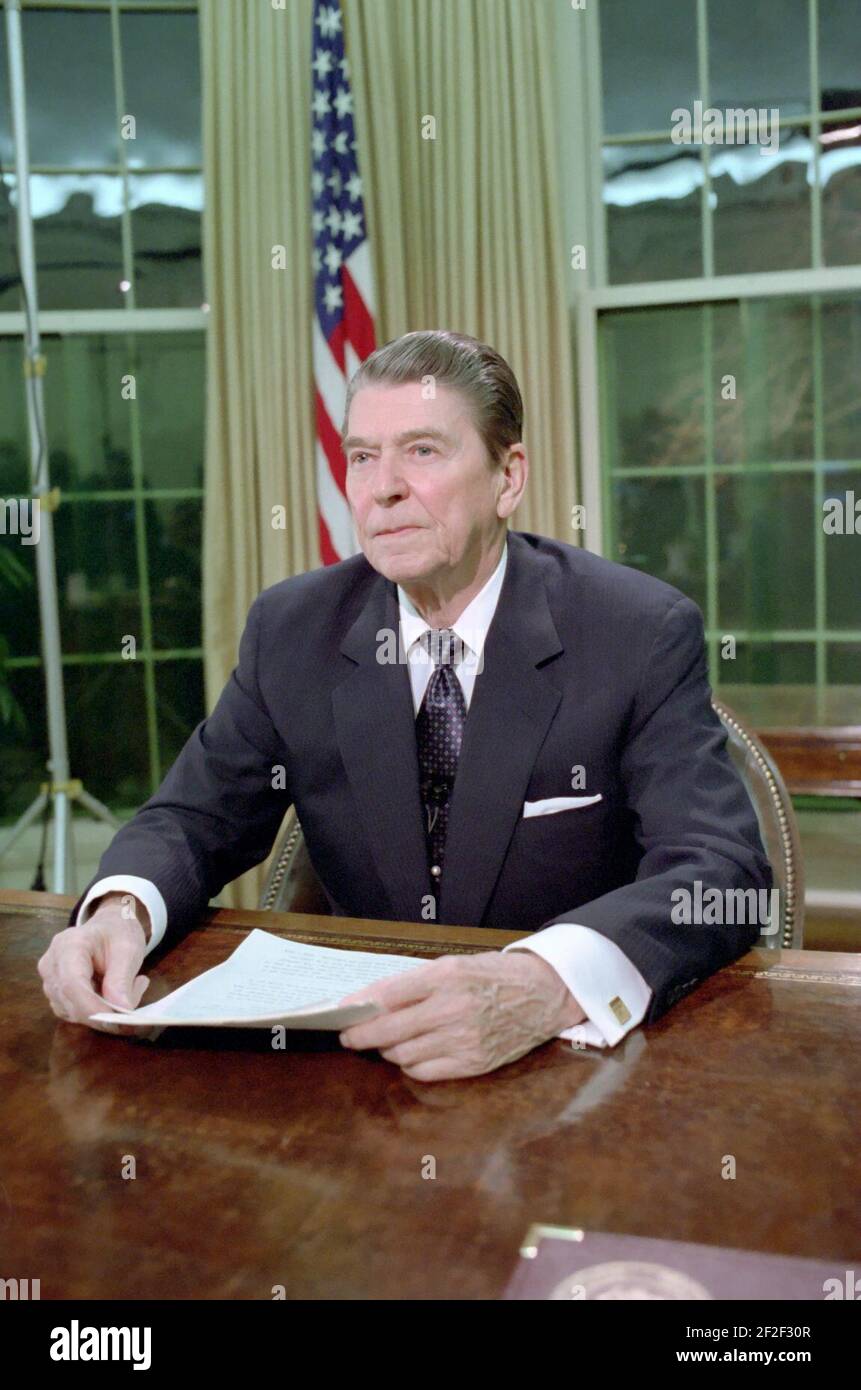 Präsident Ronald Reagan, der eine Rede an die Nation über die Iran-Kontra-Kontroverse im Oval Office. Stockfoto