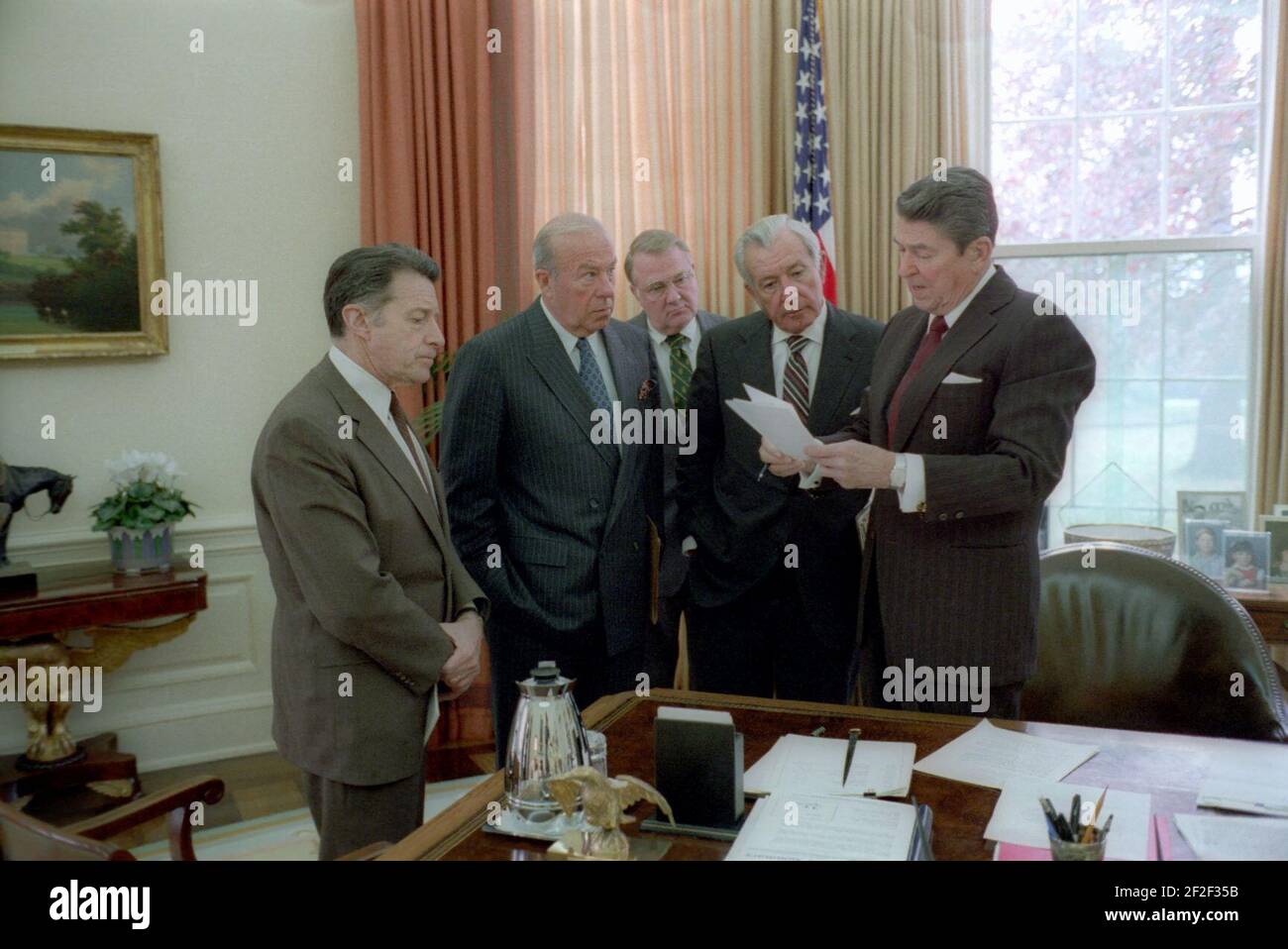 Präsident Ronald Reagan trifft sich mit Hilfe von Iran-Contra. Stockfoto