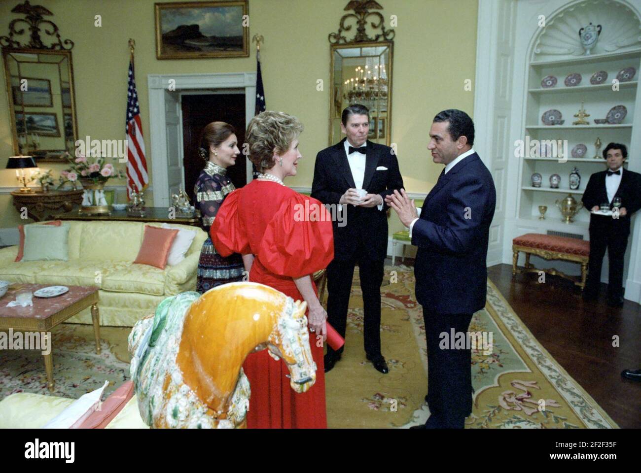 Präsident Ronald Reagan Mohammed Hosni Mubarak Frau Mubarak Nancy Reagan beim Staatsbesuch von Präsident Mohammed Hosni Mubarak von Ägypten Ankunft zum Abendessen in der Residenz. Stockfoto