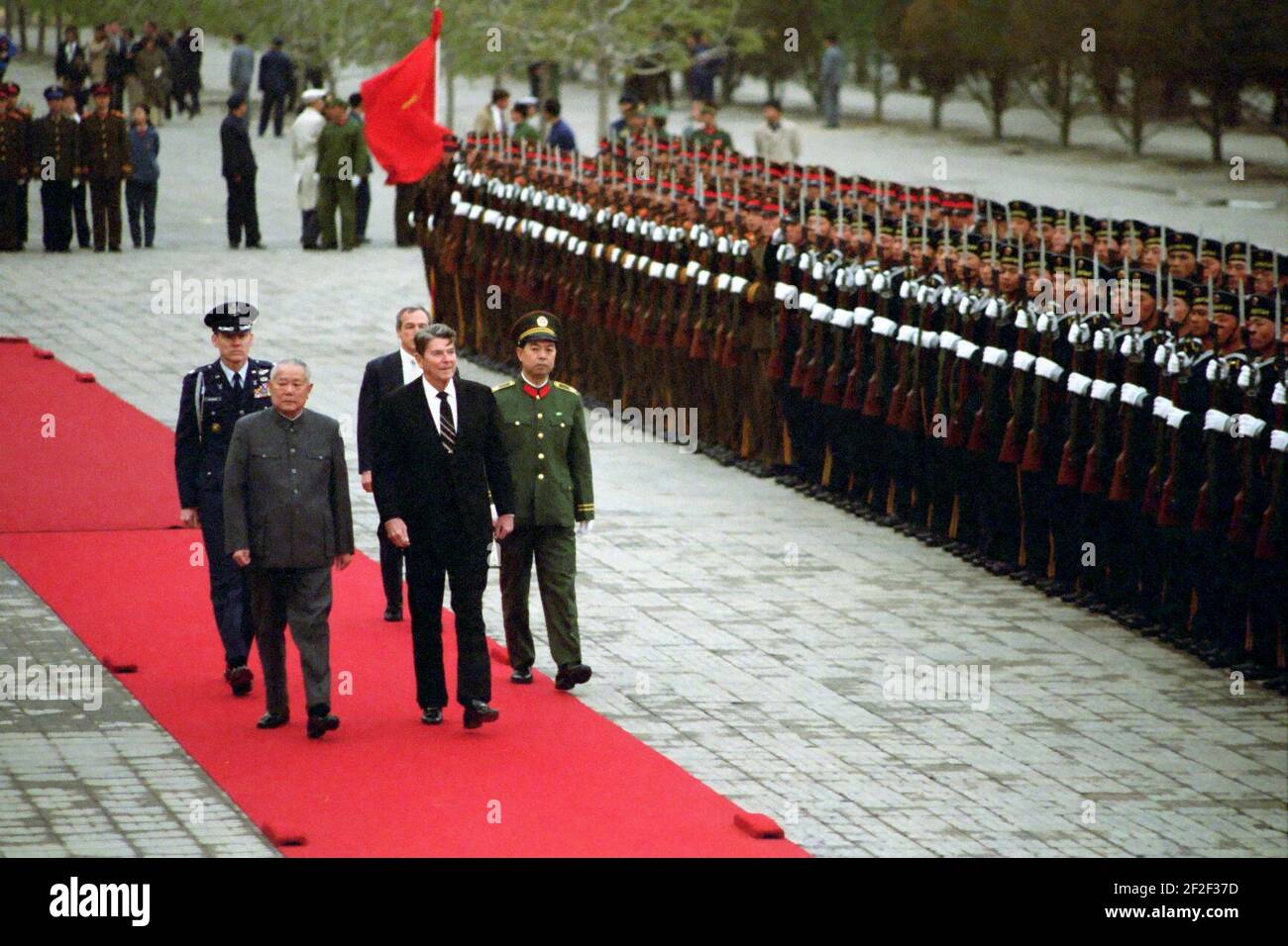 Präsident Ronald Reagan überprüft die Truppen während einer Ankunftszeremonie in der Großen Halle des Volkes in der Pekinger Volksrepublik China. Stockfoto
