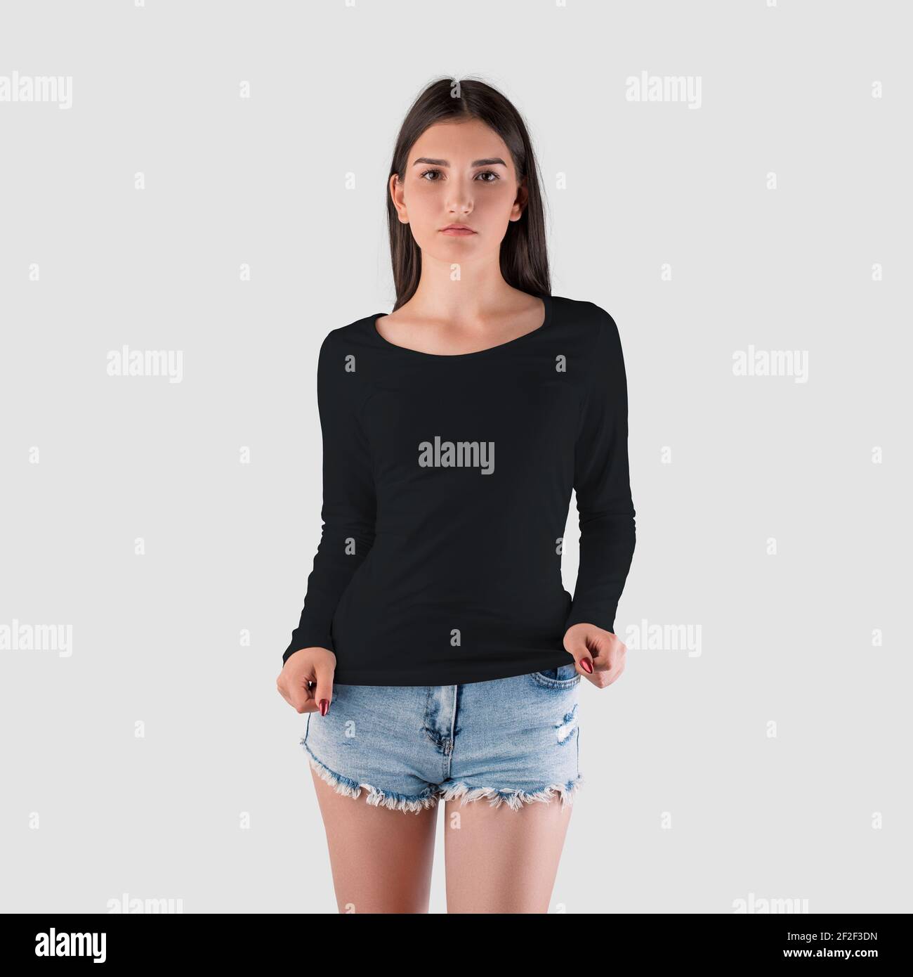 Langarm Damen Kleidung Mockup auf kaukasischen Mädchen in Shorts, schwarzes Sweatshirt isoliert auf Hintergrund.Casual Mode Pullover Vorlage für Design PR Stockfoto