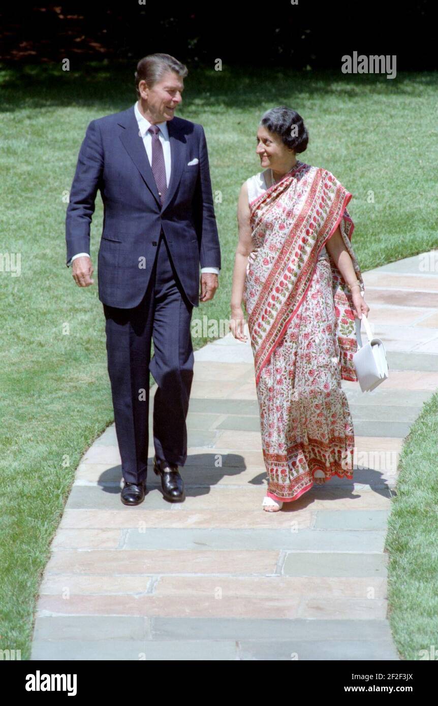 Präsident Ronald Reagan bei einem Spaziergang mit der indischen Ministerpräsidentin Indira Gandhi. Stockfoto