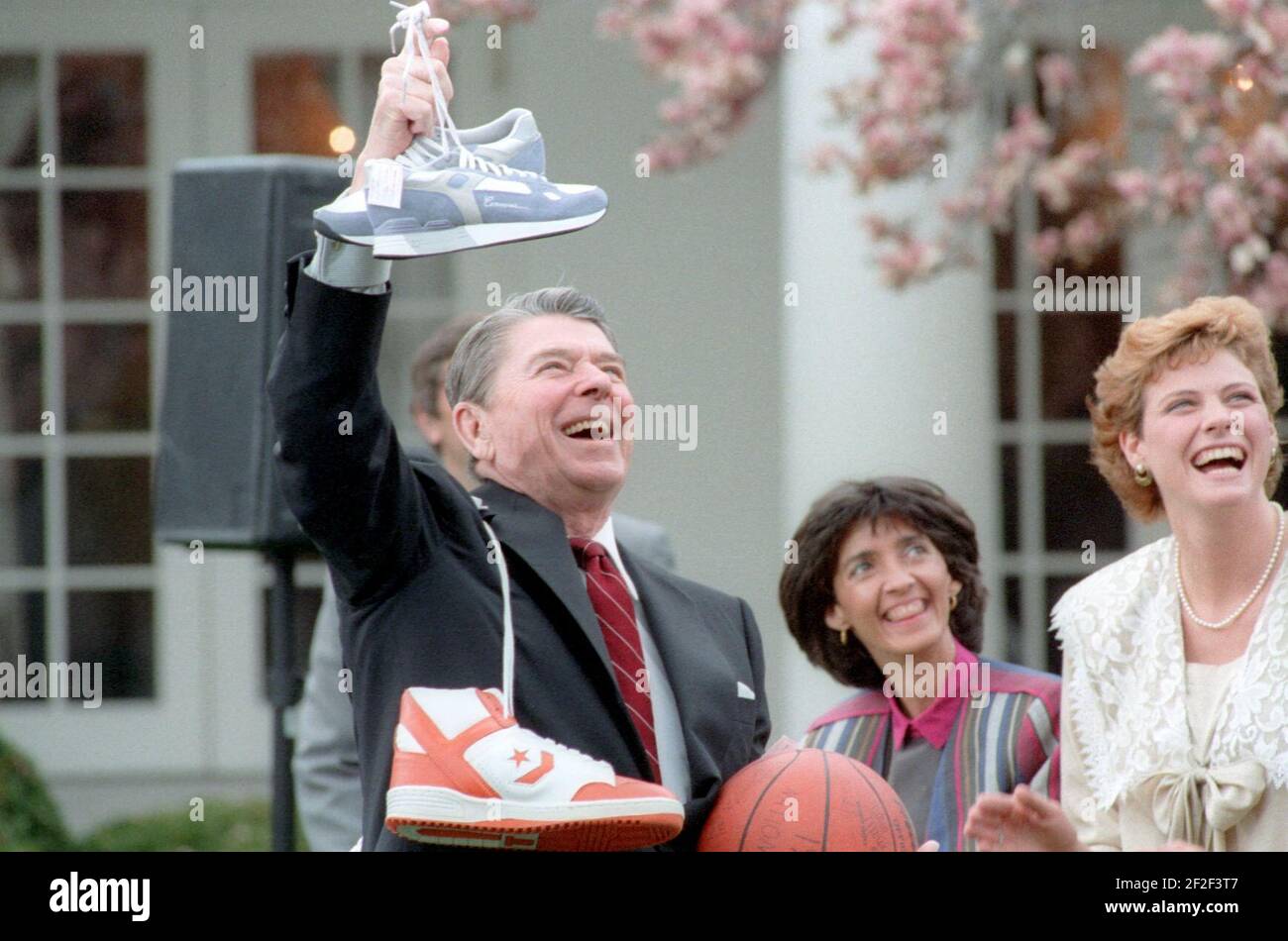 Präsident Ronald Reagan mit den Tennessee Volunteers Women's Basketball Team NCAA Champions im Rose Garden. Stockfoto