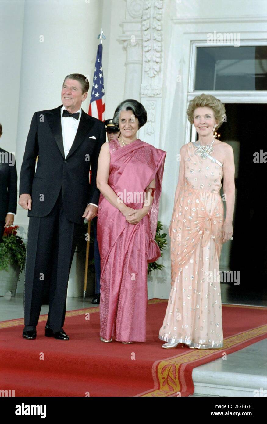 Präsident Ronald Reagan, Nancy Reagan und Premierminister Indira Gandhi von Indien. Stockfoto