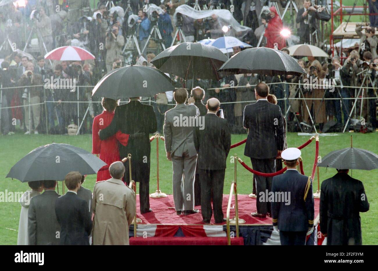 Präsident Ronald Reagan, Michail Gorbatschow, Nancy Reagan, Raisa Gorbatschow und Pavel Palaztschenko nehmen an der Abschiedserzeremonie auf dem South Lawn Teil. Stockfoto