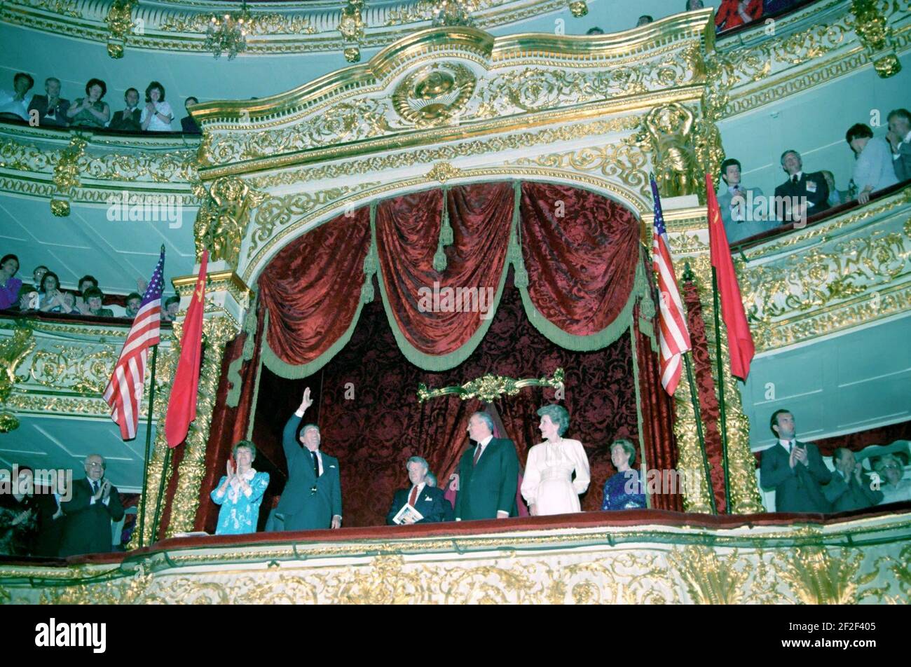 Präsident Ronald Reagan, Nancy Reagan, Michail Gorbatschow und Raisa Gorbatschow am Bolschoi Balletttheater in Moskau. Stockfoto