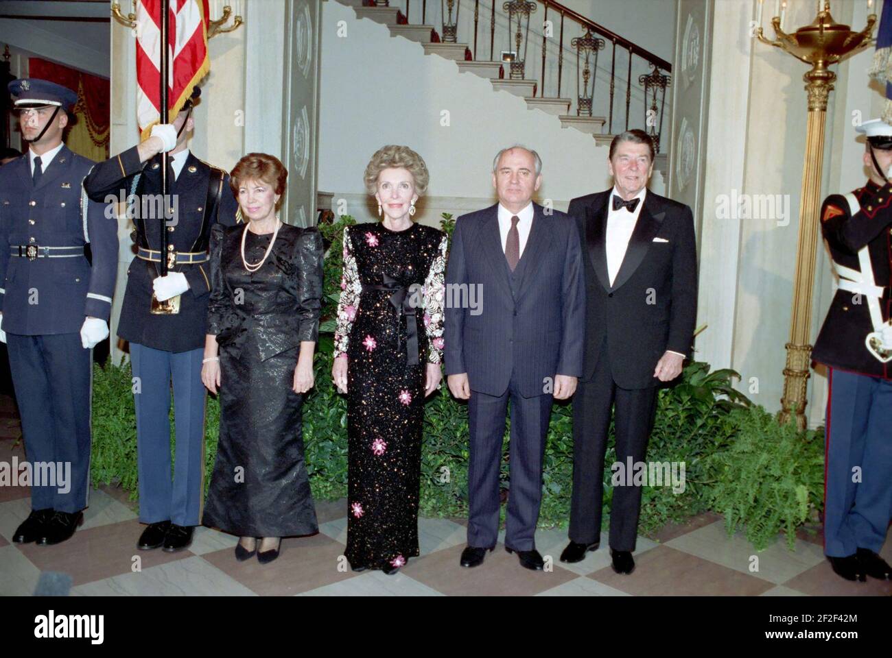Präsident Ronald Reagan, Nancy Reagan, Raisa Gorbatschow und Michail Gorbatschow in der Cross Hall vor einem Staatsessen zum Washingtoner Gipfel. Stockfoto