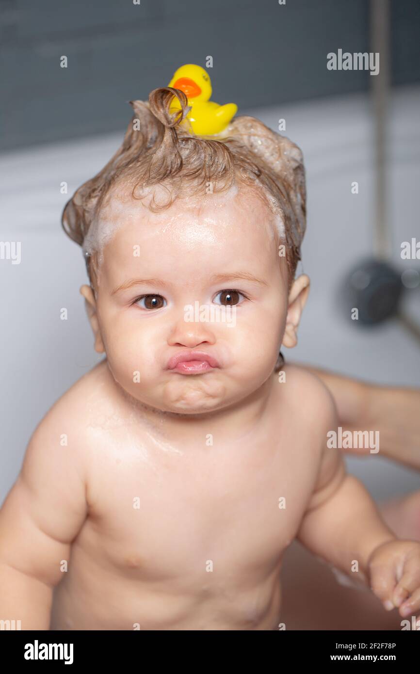 Kinder baden im Badezimmer. Lustige Baby Duschen. Portrait von Spaß Kind  Baden in einem Bad mit Schaum Stockfotografie - Alamy