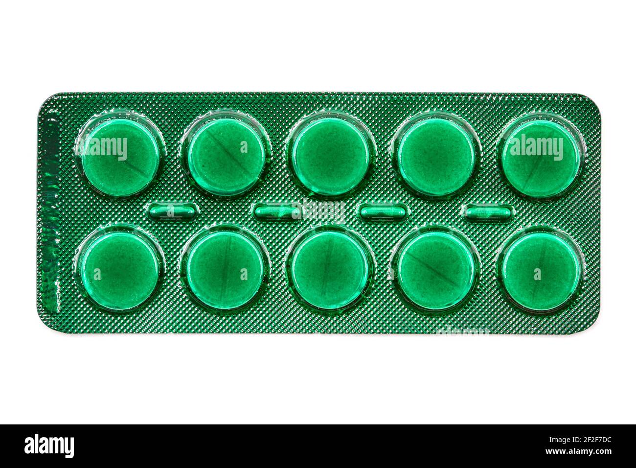 Pillen in grüner Blisterpackung isoliert auf weißem Hintergrund. Globale Pharmaindustrie. Nahaufnahme, Draufsicht Stockfoto