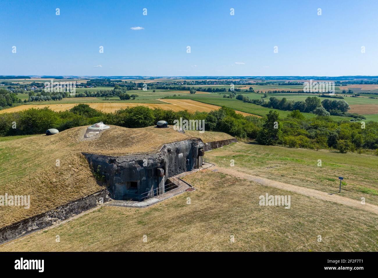 Luftaufnahme von Fort Casso militärische Festung. Kleiner Betonbunker auch als Ouvrage Rohrbach bekannt, Teil der Maginot-Linie in Moselle, Frankreich. Stockfoto