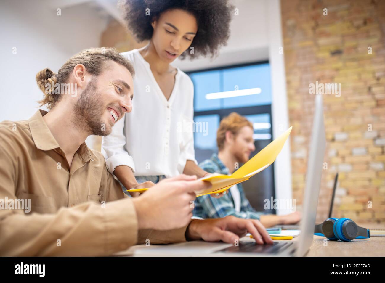 Ein Team von jungen Fachleuten, die im Büro zusammenarbeiten Stockfoto