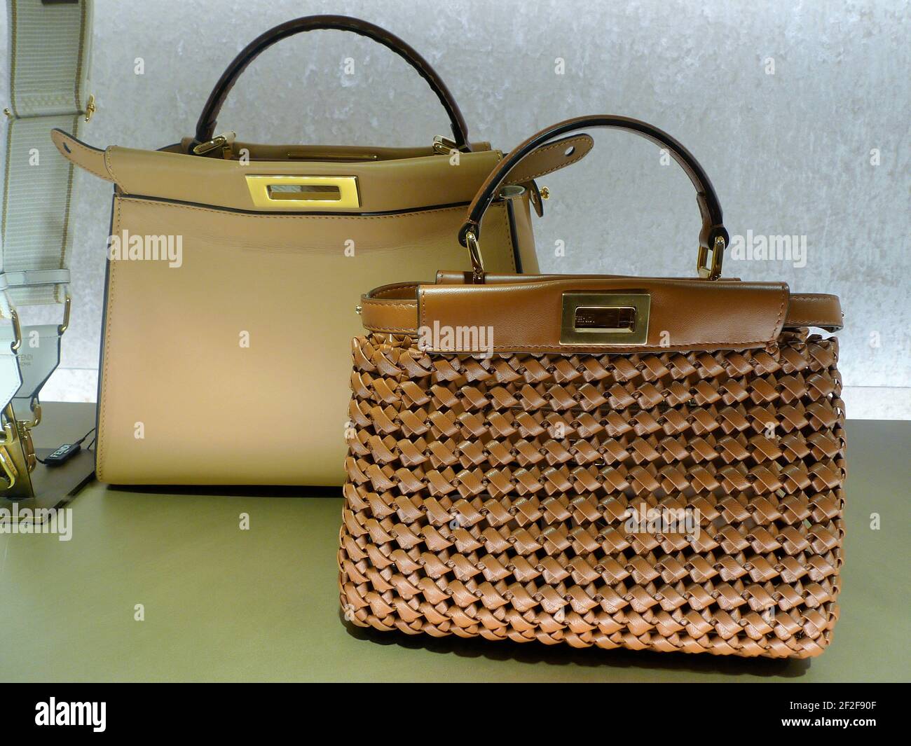 TASCHEN IN DER FENDI BOUTIQUE IN DER CORSO STREET Stockfoto