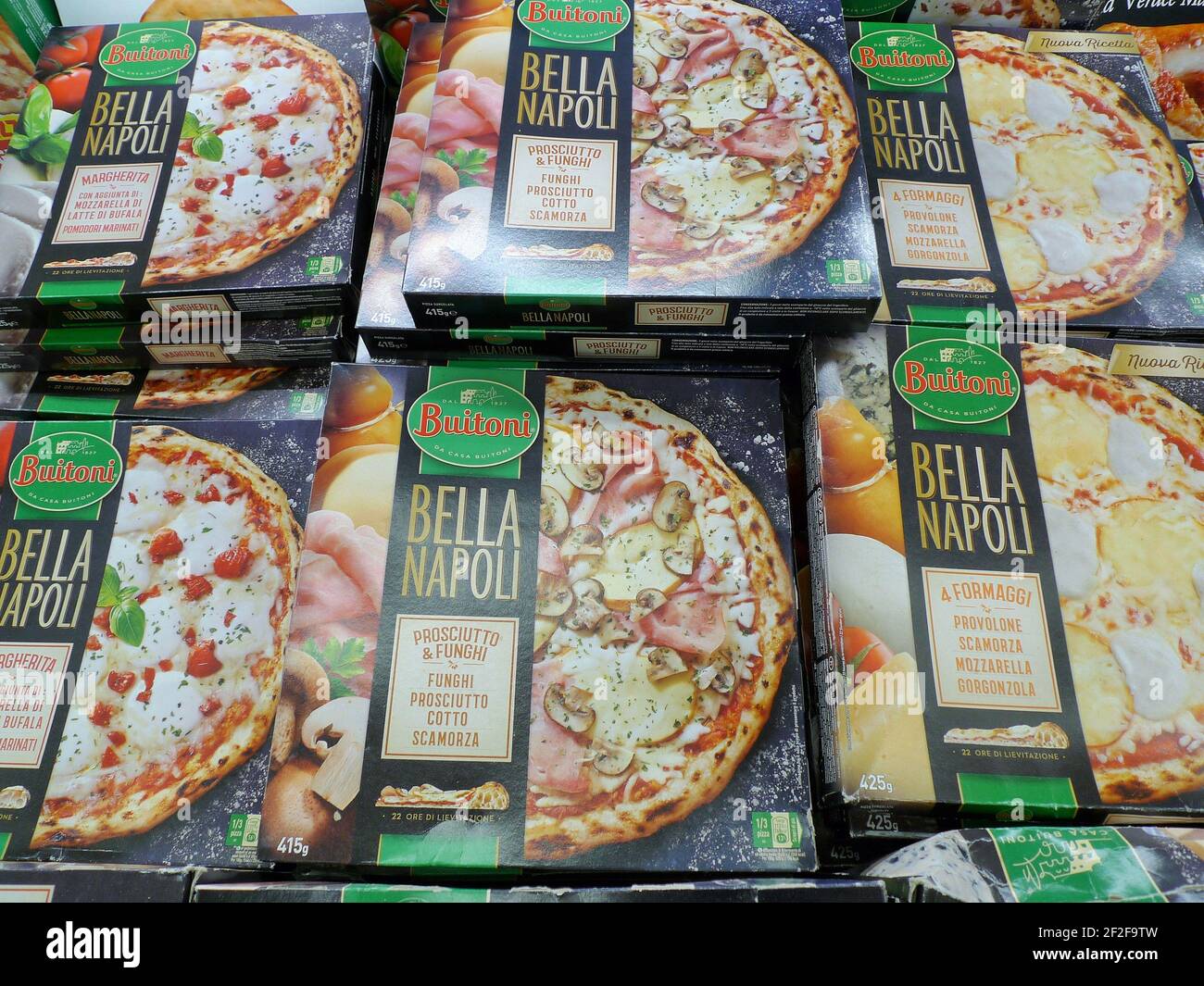ITALIENISCHE GEFRORENE PIZZA KARTONS ZUM VERKAUF IN EINEM LEBENSMITTEL MEGA-SHOP Stockfoto