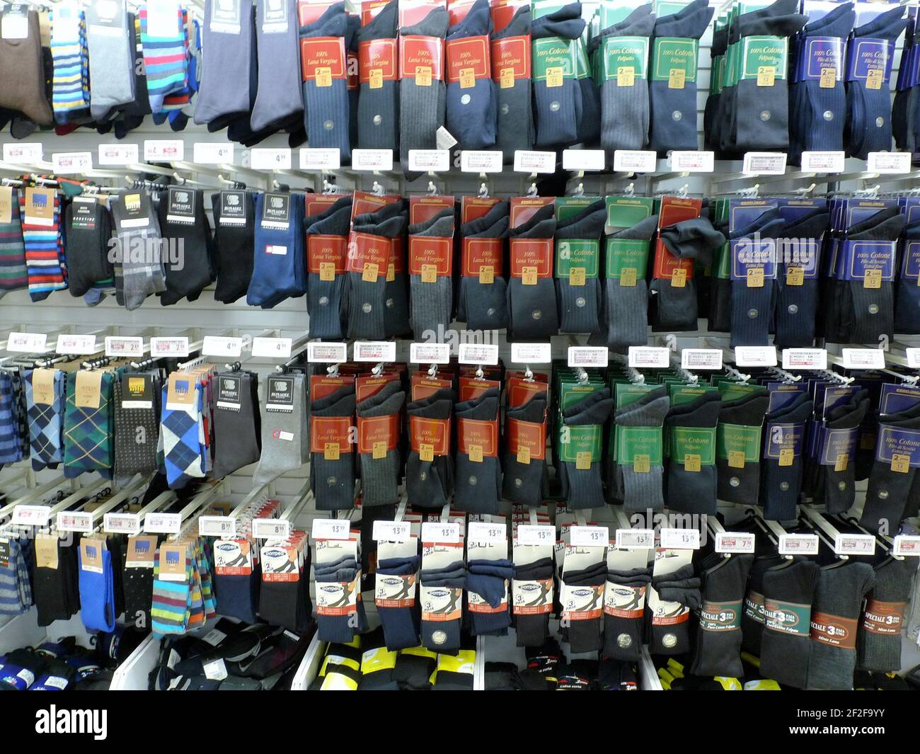 SOCKEN FÜR HERREN IM REGAL Stockfoto