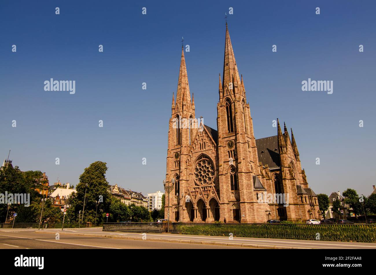 Eine schöne Aussicht auf die St. Paul's Church von Straßburg, Frankreich. Es liegt an der Stelle, wo die Flüsse ILL und Aare zusammenfließen. Schöner sonniger Sommertag. Stockfoto
