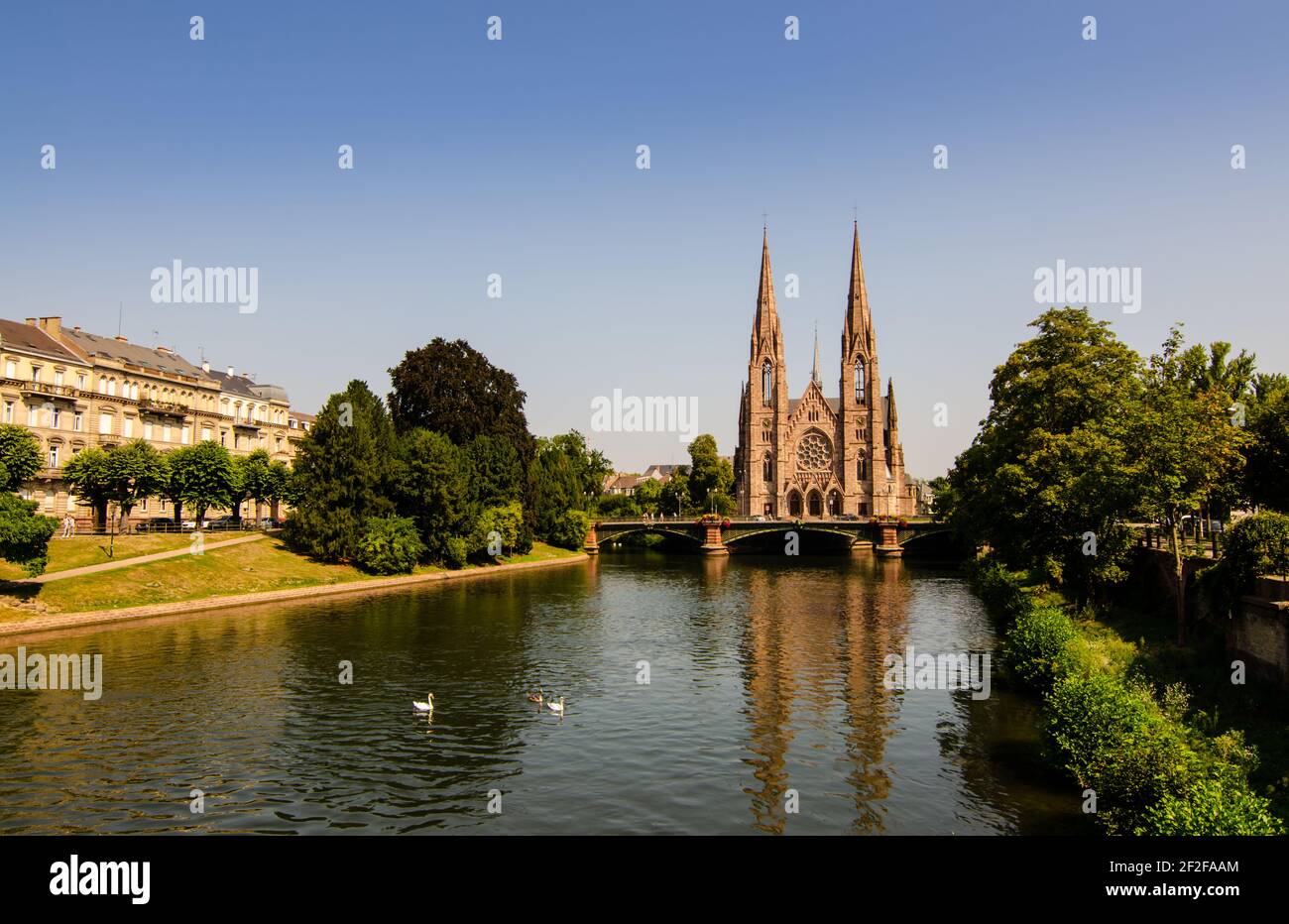 Eine schöne Aussicht auf die St. Paul's Church von Straßburg, Frankreich. Es liegt an der Stelle, wo die Flüsse ILL und Aare zusammenfließen. Schöner sonniger Sommertag. Stockfoto