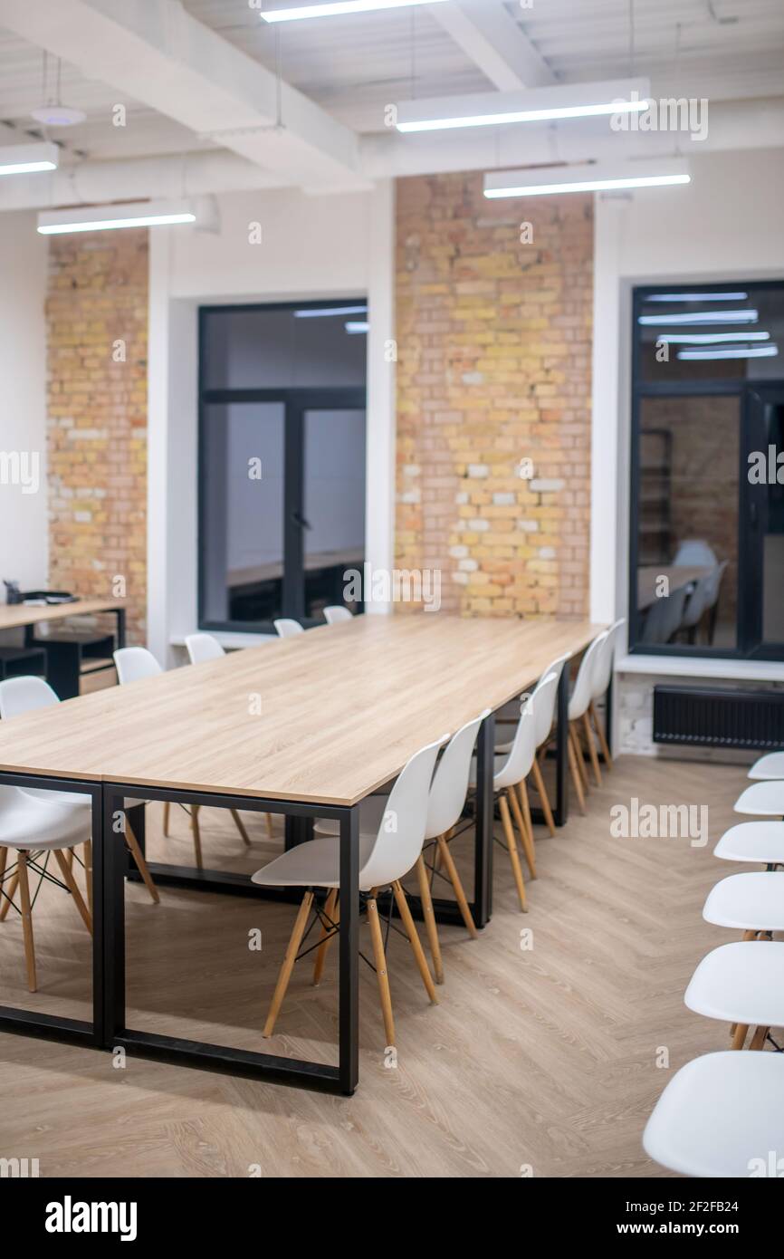 Raum im Büro mit einem großen Tisch für Verhandlungen Stockfoto