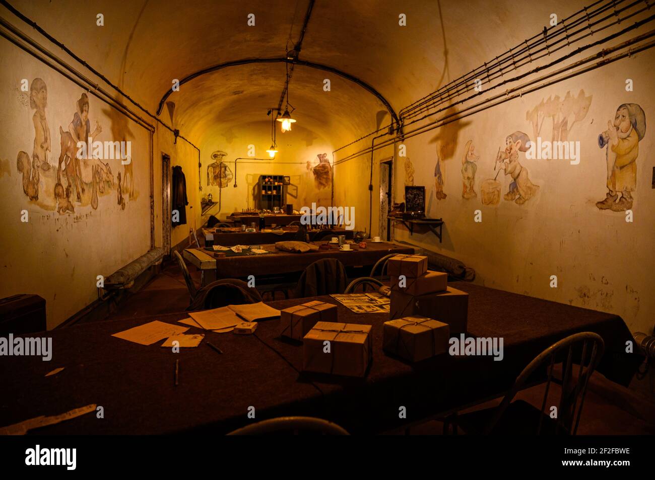 Innenraum der Simserhof-Festung. Unterirdischer Raum für Soldaten mit Kunstdekoration an den Wänden. Zeitraum des Zweiten Weltkriegs. Stockfoto