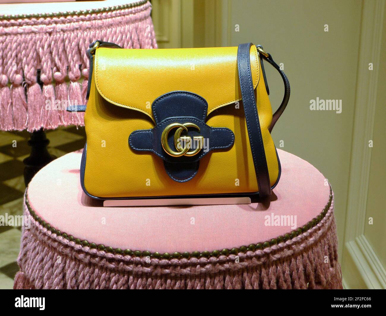 TASCHE IN DER GUCCI BOUTIQUE IN DER CONDOTTI STREET Stockfotografie - Alamy