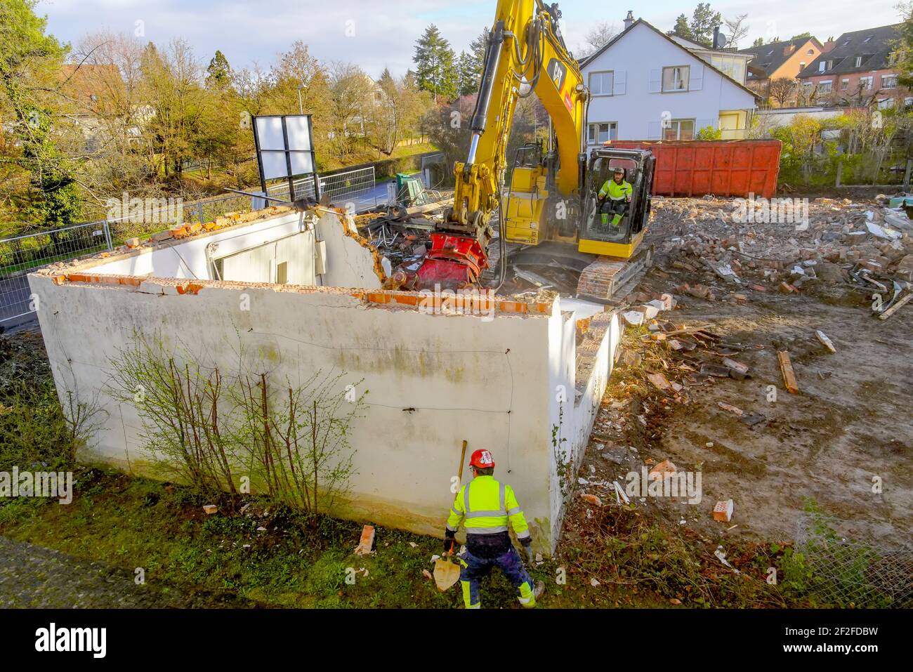 Schwere Bulldozer reißen eine Villa ab und gibt Platz für ein neues Gebäude. Riehen, Schweiz. Stockfoto