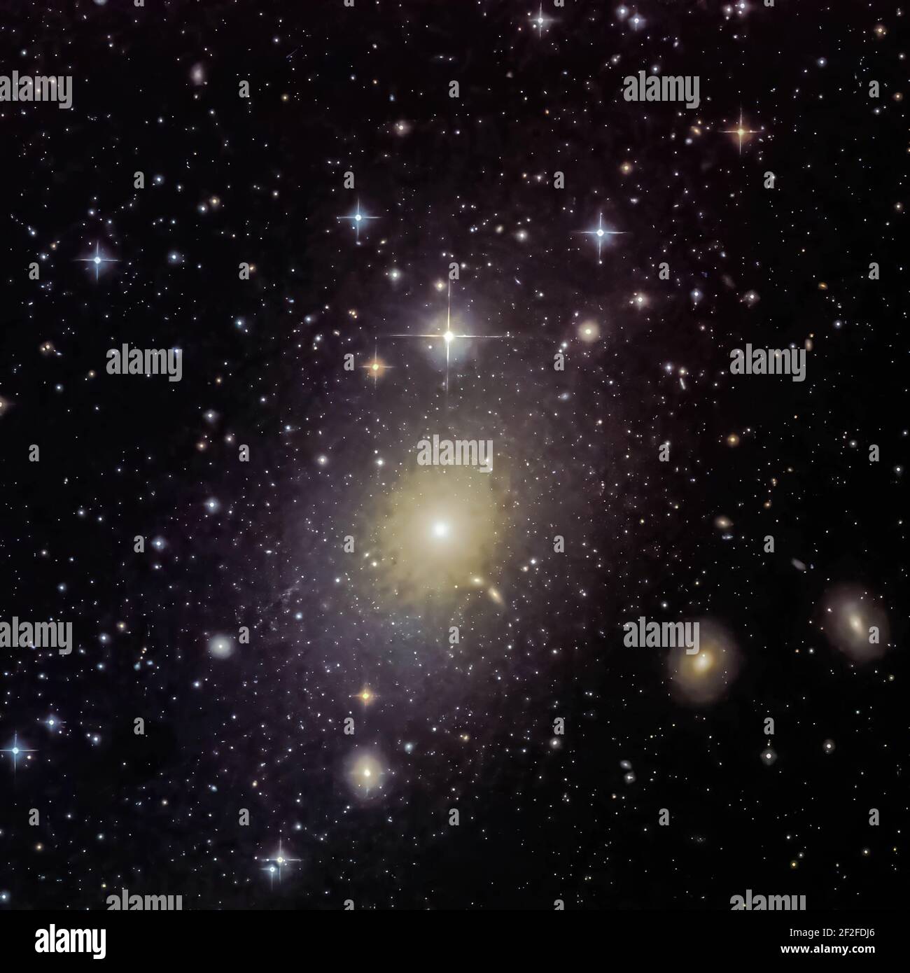Messier 87 (auch bekannt als Virgo A oder NGC 4486, allgemein abgekürzt M87) ist eine superriesige elliptische Galaxie mit mehreren Billionen Sternen Stockfoto