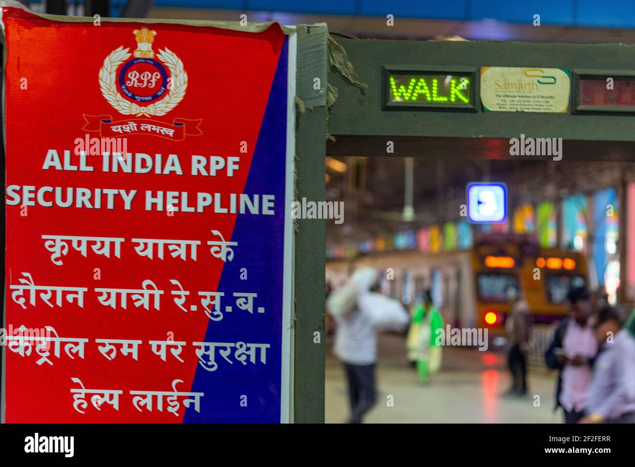 Sicherheitsscanner am Bahnhof, Indien, Mumbai, Chhatrapati Shivaji Terminus Stockfoto