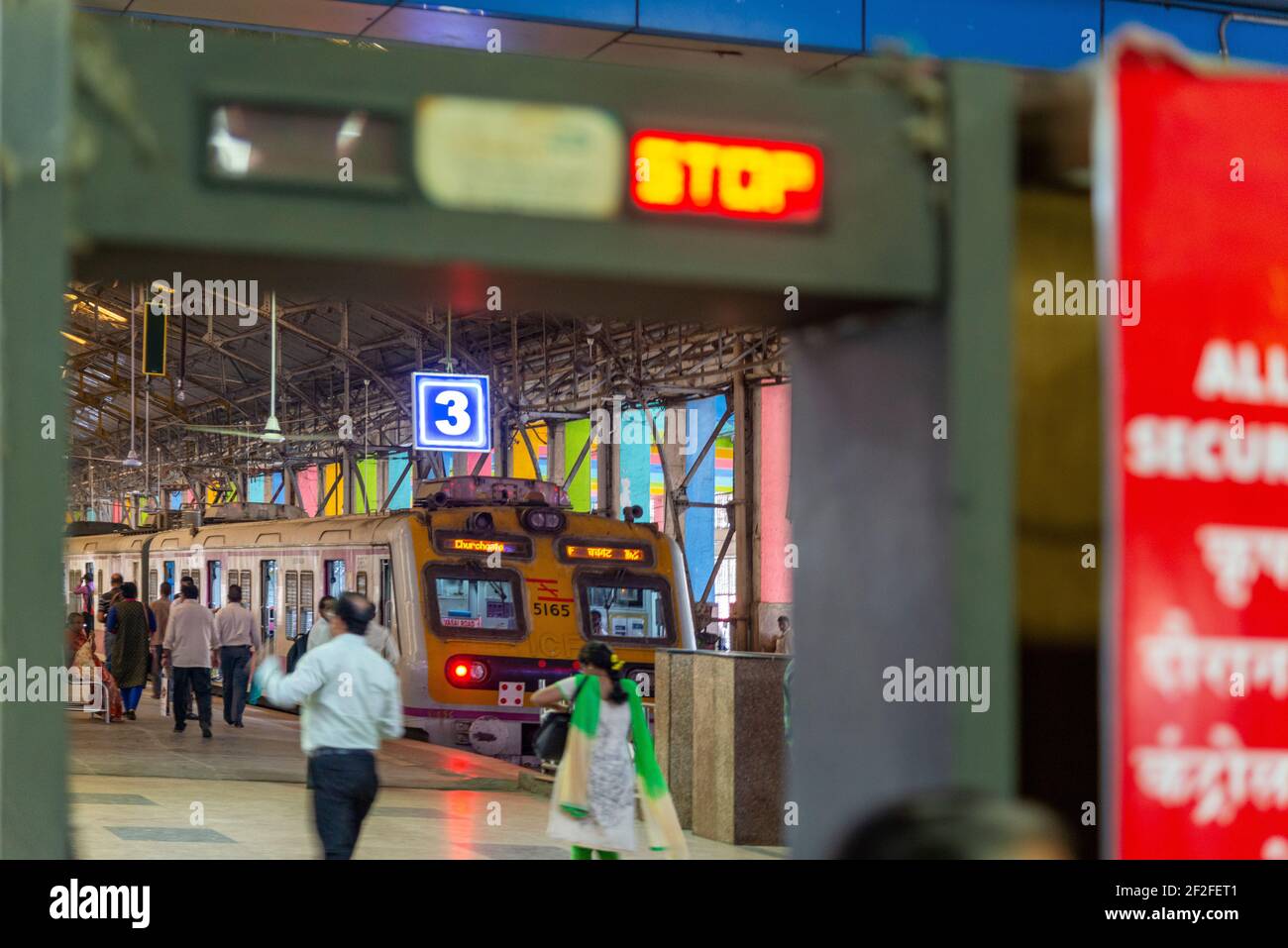 Menschen auf dem Weg zur Straßenbahn, Indien, Mumbai, Chhatrapati Shivaji Terminus, Bahnhof Stockfoto