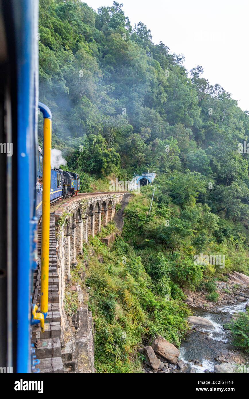 Blue Mountain Train fährt über eine Brücke, Tamil Nadu, Indien Stockfoto
