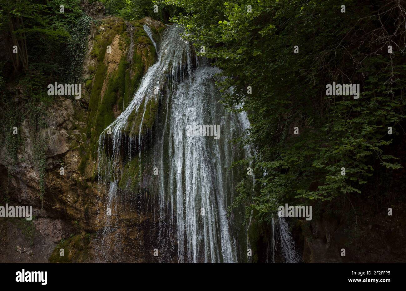 Djur-Djur Wasserfall in der Khapkhal Schlucht auf der Krim. Stockfoto