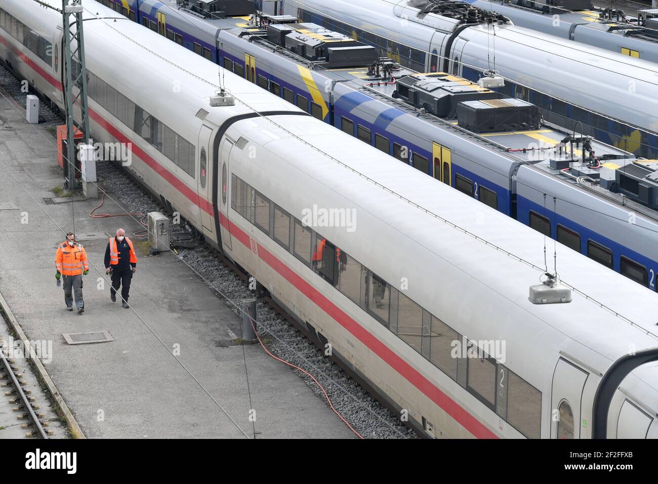 München, Deutschland. März 2021, 11th. Folgen der Coronavirus-Pandemie, geparkte Züge am Münchner Hauptbahnhof, Wartungspersonal läuft an Waggons vorbei. DB, die Bahn, Stadt München am 11th. März 2021. OEPNV, öffentlicher Verkehr, Fernverkehr, Schienenverkehr. Quelle: dpa/Alamy Live News Stockfoto